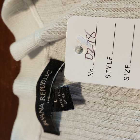 EUC Banana Republic Lightweight Sweater (278) - Picture 3 of 4